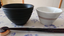 向かって右が「小どんぶり」と言われたお茶碗で、左が小松菜の煮びたしをよく入れているという、大活躍の小鉢だそうです。