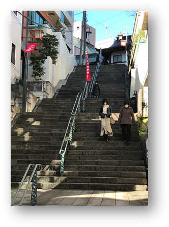 神田明神の裏手の男坂の 階段を通りました。