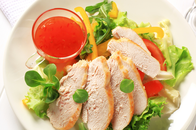 Sliced chicken breast with salad and sweet chilli sauce