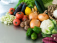 キッチンに野菜たくさん_pixta_72049948_S