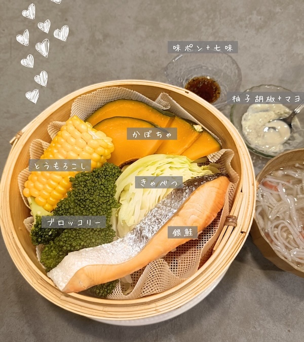 この日のせいろ蒸しは鮭、キャベツ、ブロッコリー、とうもろこし、かぼちゃ。食べ飽きないように、コチュジャンや柚子胡椒、ナンプラーなどの調味料でタレに工夫を